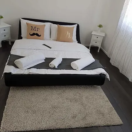 בית אירוח 37 Rogers Close *