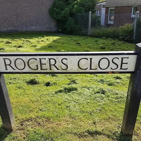 בית אירוח 37 Rogers Close *